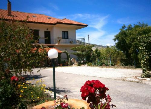 Gallery image of Georgia's Little Village in Plataria