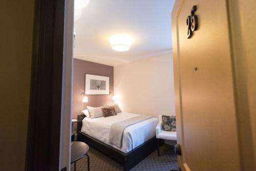 a hotel room with a bed and a chair at Camas Boutique Hotel in Camas