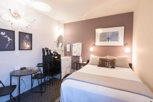 a small room with a bed and a table at Camas Boutique Hotel in Camas