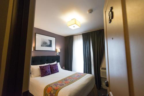 a hotel room with a bed and a window at Camas Boutique Hotel in Camas