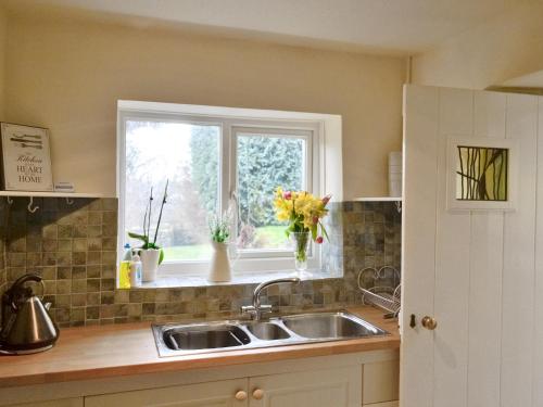 A kitchen or kitchenette at Blossom Cottage 