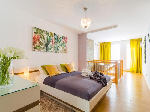 ein Schlafzimmer mit einem Bett und einem Tisch in einem Zimmer in der Unterkunft Apartament Kristina Osiedle Polanki in Kołobrzeg