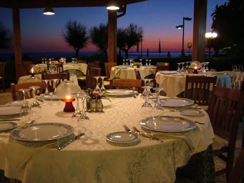 A restaurant or other place to eat at Hotel Riviera Bleu