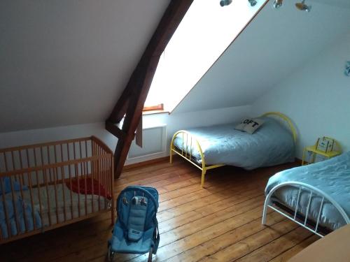 um quarto com duas camas e uma mochila no chão em FLAB'ZEN em Criel-sur-Mer
