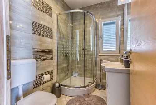 Koupelna v ubytování Apartmani Palada