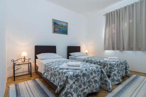 Apartment Okrug Gornji - Trogir with Sea View