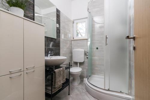 Apartment Okrug Gornji - Trogir with Sea View
