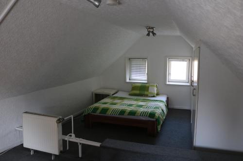 En eller flere senge i et værelse på Kleines, gemütliches Häuschen