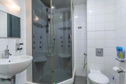 モスクワにあるFortEstate Leninskiy Prospekt, 79 Bldg. 2のバスルーム(シャワー、洗面台、トイレ付)