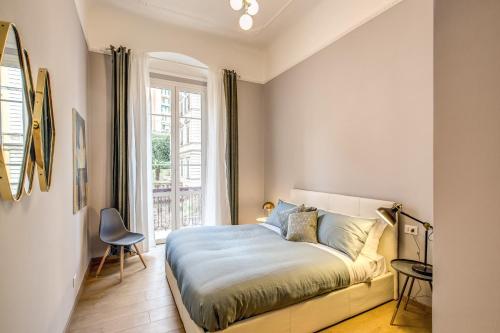 un dormitorio con una cama y una ventana en DOWNTOWN SRL - Cinque Terre New Liberty, en La Spezia