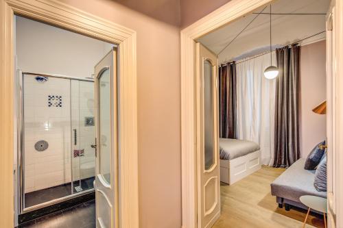 Un baño con ducha y puerta de cristal. en DOWNTOWN SRL - Cinque Terre New Liberty, en La Spezia