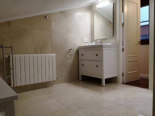 a bathroom with a sink and a mirror at Antigua Ventanas del Cielo, BAJA in Ávila