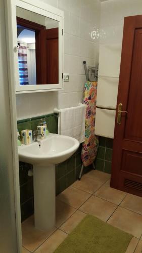 カレタ・デ・フステにあるApartamento Gaudiaのバスルーム(白い洗面台、鏡付)