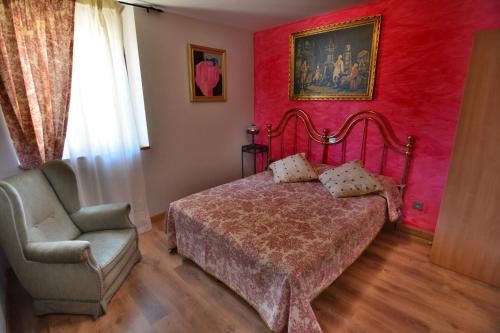 A bed or beds in a room at Hotel Rural Valles del Cid
