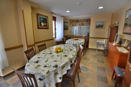 A restaurant or other place to eat at Hotel Rural Valles del Cid