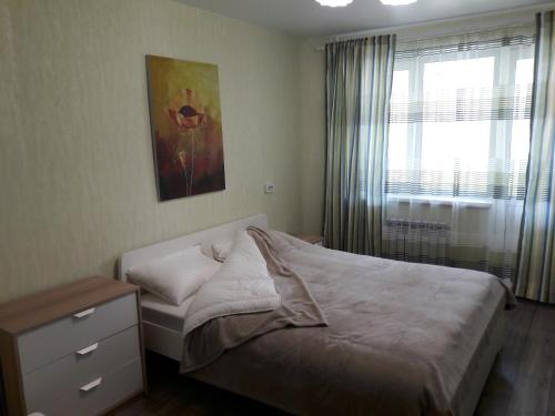 ハバロフスクにあるАпартаменты с 2-мя спальными и гостинной на Ким Ю Чена 9аの小さなベッドルーム(ベッド1台、窓付)