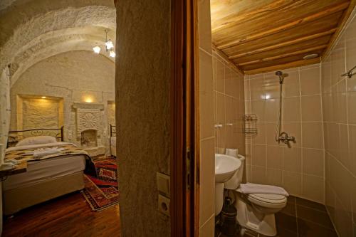 Bilik mandi di Melek Cave Hotel