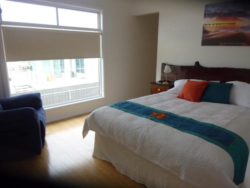 Un dormitorio con una cama grande y una ventana. en Lincoln View Holiday House, en North Shields
