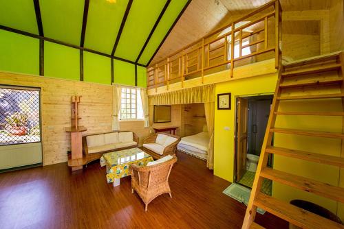 仁愛鄉的住宿－雲上太陽民宿，大房间设有双层床和梯子