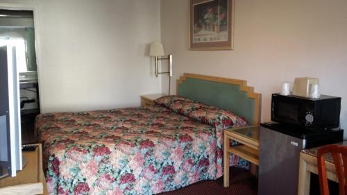 Katil atau katil-katil dalam bilik di Redwood Inn Willits