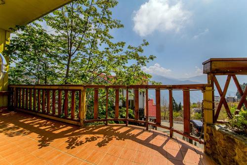 仁愛鄉的住宿－雲上太陽民宿，享有水景的木制阳台