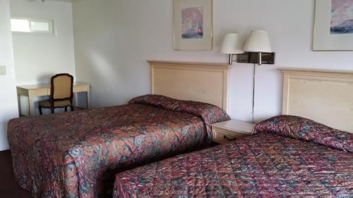 Katil atau katil-katil dalam bilik di Redwood Inn Willits