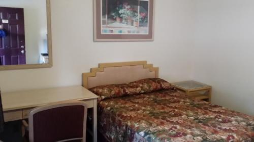 Katil atau katil-katil dalam bilik di Redwood Inn Willits