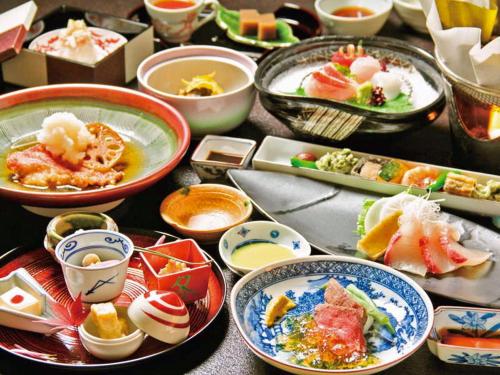 旅館の敷地内または近くでの食事または食べ物