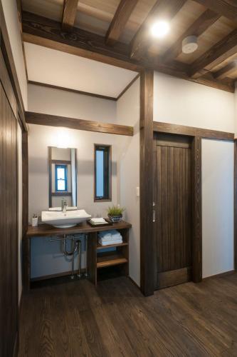 a bathroom with a sink and a mirror at Daimaru-un in Kanazawa