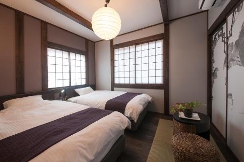 金沢市にある大丸庵の2ベッド 2窓付きの部屋