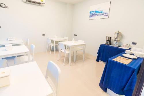The Phu View at Aonangにあるレストランまたは飲食店
