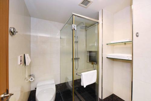 a bathroom with a shower and a toilet at Fullon Hotel Taoyuan in Taoyuan