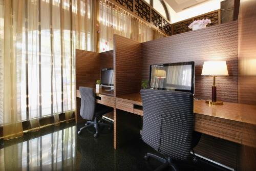 an office with two desks with chairs and a computer at Fullon Hotel Taoyuan in Taoyuan