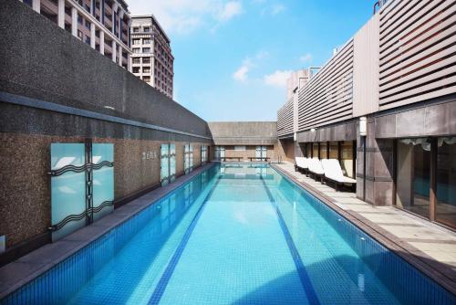 a swimming pool in the middle of a building at Fullon Hotel Taoyuan in Taoyuan