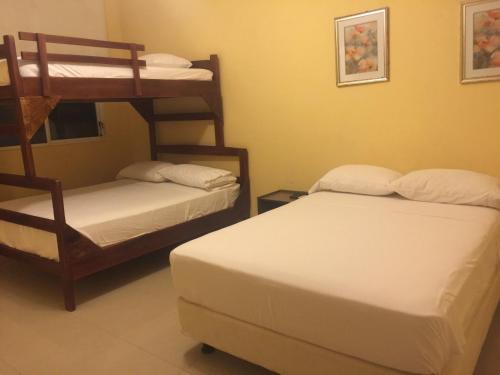 Tempat tidur susun dalam kamar di Casa y Mar Hotel