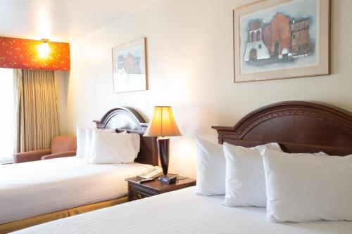 Ένα ή περισσότερα κρεβάτια σε δωμάτιο στο Queens Inn Anaheim