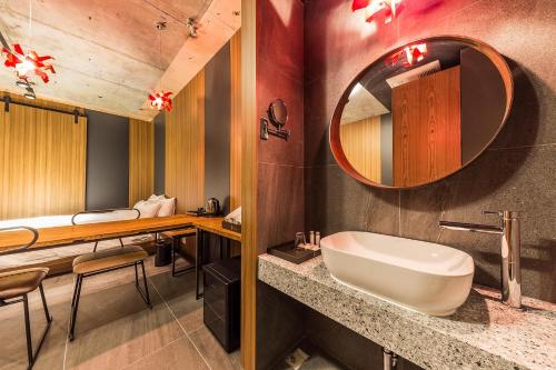 仁川にあるIncheon Airport Hotel Seattleの洗面台と鏡のあるバスルーム