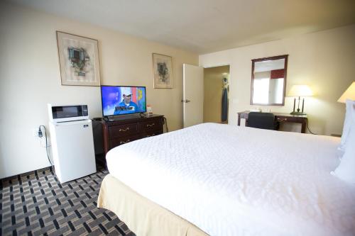 Μια τηλεόραση ή/και κέντρο ψυχαγωγίας στο Queens Inn Anaheim