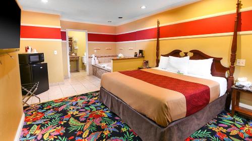 Cette chambre comprend un lit et une salle de bains. dans l'établissement Pacifica Motel, à Long Beach