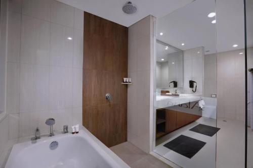 Ένα μπάνιο στο The Alana Hotel and Conference Sentul City by ASTON