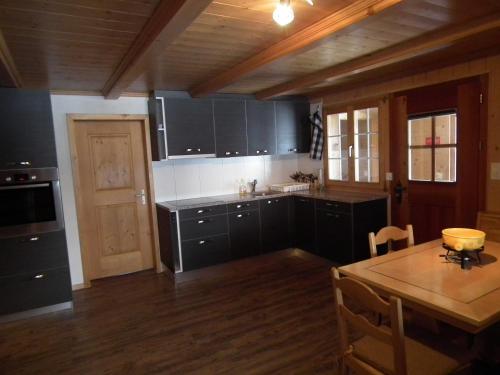 Köök või kööginurk majutusasutuses Alpenlodge