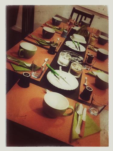 un lungo tavolo con piatti e utensili sopra di Bed & Puppets a Roma
