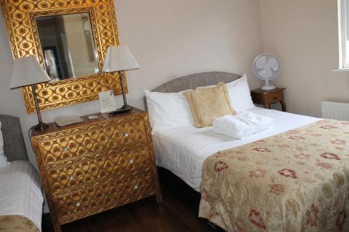 A bed or beds in a room at The Wimbledon Hotel 