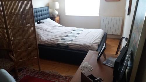 - une chambre avec un lit dans une chambre avec un bureau dans l'établissement Le BETHENCOURT, à Dieppe