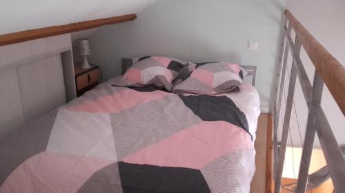 - un lit avec une couverture et des oreillers dans l'établissement Studio meublé, à Lumes