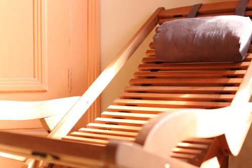 a set of stairs with a bag sitting on it at Les Rêves de Flamboin in Gouaix