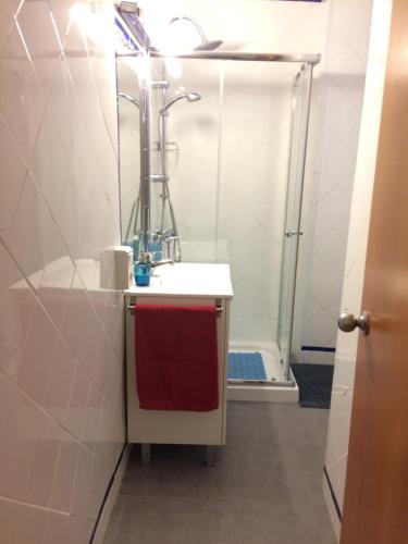 un bagno con lavandino e doccia di Peris Mencheta a Siviglia