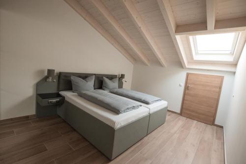 a bedroom with a large bed with a skylight at Stadthotel Donauwörth in Donauwörth