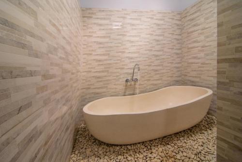 Ένα μπάνιο στο Two Bedrooms Villa Tirtam