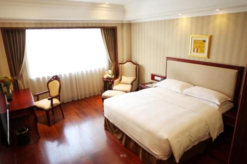 Cama o camas de una habitación en Enrichee Gloria Plaza Hotel
